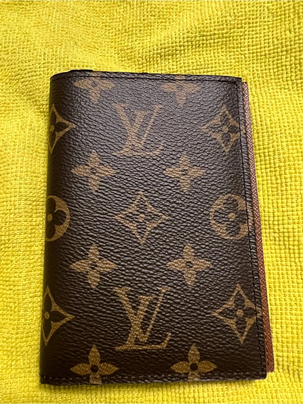 Louis Vuitton compact louis